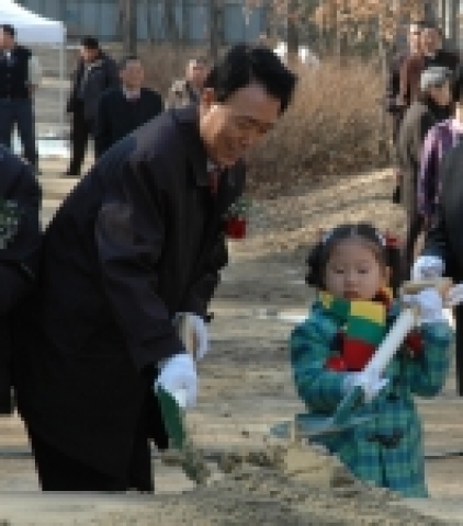 김윤주 군포시장과 기공식에 참여한 어린이가 함께 시삽을 하고 있다
