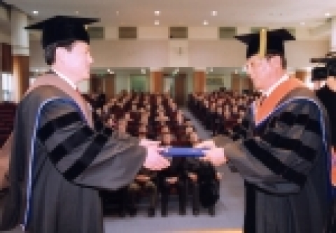 허남식 부산시장(사진 왼쪽)이 부경대 목연수 총장으로부터 명예경영학 박사학위를 받고 있는 장면.