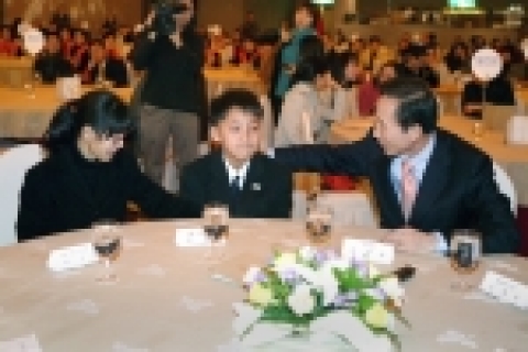 `2005 각막 기증의 해' 선포식 참석한 이명박 서울시장과 각막수술을 받은 박진숙씨와 아들 원종건