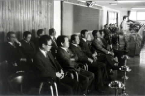선경연수원 개원(1975.3.7) 1975년 3월7일 선경연수원이 개원했다. 당시만해도 자체 내에 교육시설을 가진 기업이 거의 없었으며 대부분 기업체들이 산업교육 전문기관에 위탁하는 정도에 머물고 있었다. 선경연수원 개원식에서 개원사를 하고 있는 최종현 회장