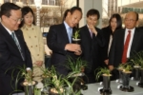 김승유 하나은행장과 임직원,관람객들이 전시된 난을 관람하고있는 모습임