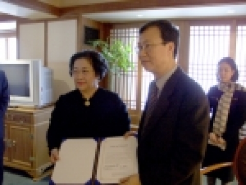 국제보건의료발전재단은 3월 4일 남아시아 지진해일 피해지역 말레이시아와 인도네시아에 긴급 의료 지원을 위한 20만 불 상당의 의약품을 기증하였다.