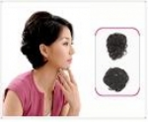 김영휴씨가 발명한 키높이 기능성가발로 가발모 망사를 망사모서리에 부착된 머리핀으로 사용자의 머리에 고정한 뒤 망사테두리에 설치된 신축성밴드를 잡아당기면 가발모 망사의 중앙부가 상부로 돌출되면서 키가 커보이게 하는 기능성 가발