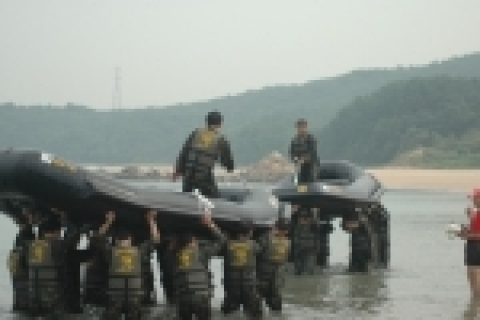 지난 1월, 국내 은행의 지점장들이 실미도 훈련장에서 보트기마전을 하고있다. 