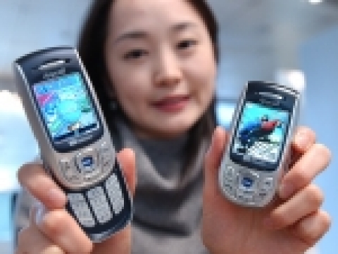 AWSJ에 아시아 11개국에서의 가격 비교로 '애니콜 지수'라는 말을 가능하게 했던 SGH-E800 폰이 향상된 기능을 탑재하여 국내에 SCH-S130이라는 제품