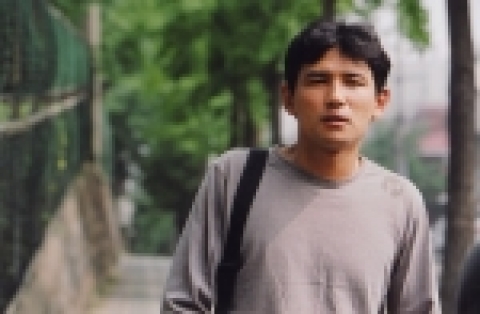 '로드무비' '와이키키 브라더스' '바람난 가족'등 매 영화마다 다른 이미지로 독특한 캐릭터를 완성하며 송강호와 설경구의 대를 이을 연기자로 주목받고 있는 배우 황정민. 최근 '여자, 정혜'에서 우정출연을 자청, 담백하고 섬세한 감성연기로 인상적인 이미지를 심어주며 화제를 모으고 있다.