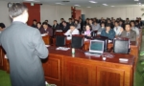 경남은행 외환전문가인 차재경 과장이 '환율하락에 따른 수출기업의 대응방안'에 대하여 설명하고 있다.