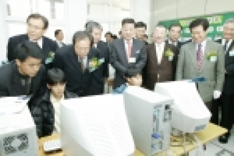 강남구의 지원으로 오늘  개관한 신안군 증도면 증도초등학교 내 증도마을도서관에서 컴퓨터를 통해 전자책을 열람하는 신안군의 초등학생들을 권문용 강남구청장,  고길호 신안군수, 한화갑