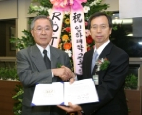 과거 독재와 맞서 민주화투쟁의 선봉에 섰던 인하대학교(총장 홍승용) 역대 총학생회장 출신 동문들이 모교에 사후 시신기증서를 전달하고 사망시 보험금 7천만원 전액을 기부금으로 약정하