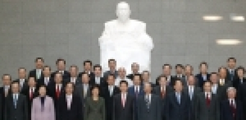 노무현 대통령은 정·관·재계 및 사회단체 대표들과 투명사회협약 체결식을 마친 뒤 백범 좌상 앞에서 투명사회 다짐하는 기념촬영을 하고 있다.