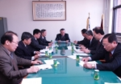 국립 경상대학교 조무제 총장이 3월 새학기를 맞아 대학 내 전 부서를 직접 찾아다니며 '부서별 업무보고'를 받고 있어 '현장 체감 행정'을 펼치