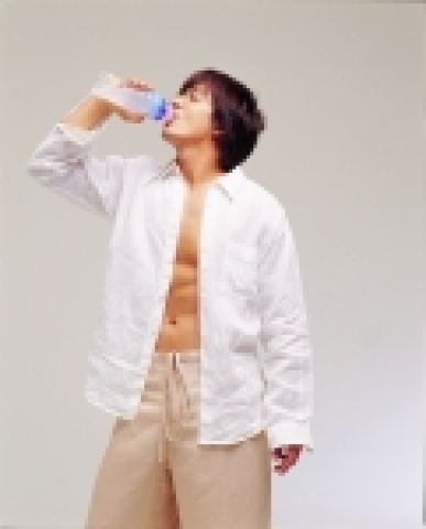 배용준 광고 촬영 사진, 2005년 3월 6일(일), 논현동 코마 스튜디오 (Coma Studio)이번 촬영은 강영호 사진 작가의 주도로 이루어 졌으며 편안한 모습으로 신제품 음료
