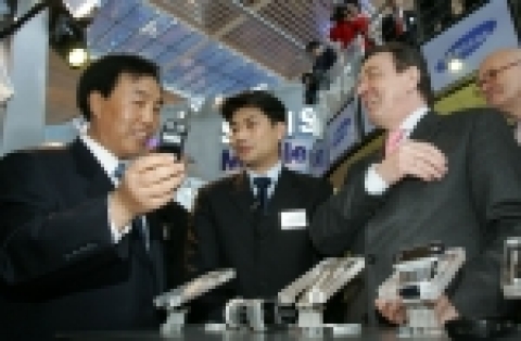 하노버에서 10일 개막된 CeBIT 전시회에서 삼성전자 이기태 사장(왼쪽)이 독일 슈뢰더 총리(오른쪽)에게 삼성전자 '블루블랙폰'을 설명하고 있는 모습