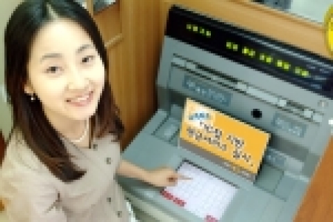 KB카드는는 국내 최초로 자동화기기에서 IC칩에 기반한 현금서비스 거래를 할 수 있는 ‘IC카드 현금서비스’를 실시한다고  11일 밝혔다.