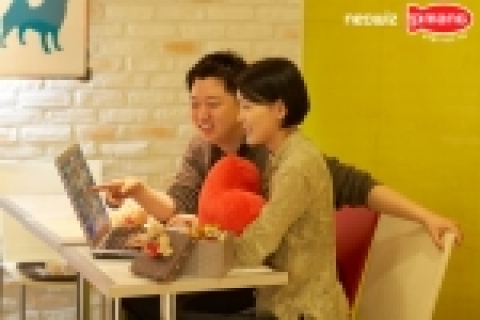 한 카페에서 연인이 피망 '틀린그림찾기'를 하며 즐거워하고 있다.
