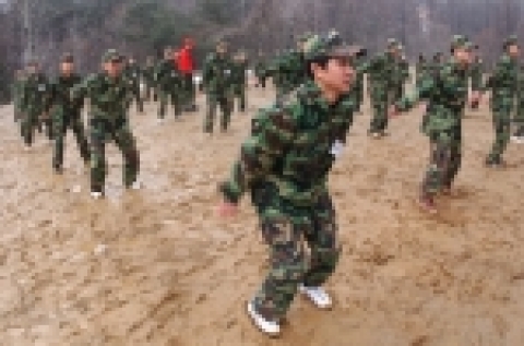 한진해운 신입사원 25명은 후견자인 선배 직원 25명(멘토)과 함께 지난 11-12일에 그룹 자매 부대인 맹호부대에 입소 병영체험을 하였다.