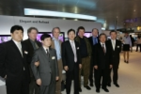 사진1) 삼성전자 윤지홍 전무(왼쪽에서 3번째), 영국 D&AD협회 차기회장인 딕 파웰(Dick Powell, 왼쪽에서 4번째), 삼성전자 최지성 사장(왼쪽에서 5번째), iF디자