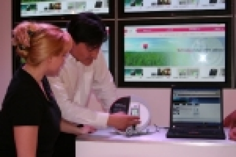 LG전자가 미국 뉴올리언스 CTIA 2005 전시에 선보여 시연에 성공한 HSDPA 휴대폰  