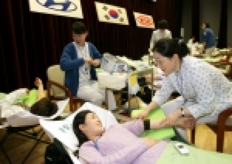 14일 현대기아자동차 양재 사옥 2층 대강당에서 전 임직원들이 헌혈 캠페인에 참여하고 있다.