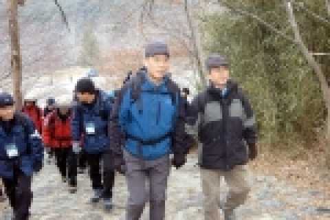 사진 왼쪽 : 최동수 조흥은행장, 오른쪽 : 신상훈 신한은행장 