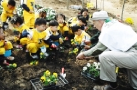 식목행사에 참여한 유치원 어린이들