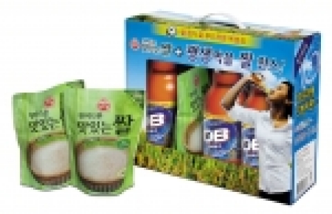 오비맥주는 1.6리터 OB큐팩 3본과 무료로 제공되는 오뚜기 ‘씻어나온 맛있는 쌀’ 제품(500g)을 묶은 ‘OB큐팩 쌀(Rice) 프로모션 패키지’를 16일 출시했다고 밝혔다.
