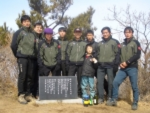 사천시 와룡산에 있는 故 이수호 대원 추모비 앞에 선 '경상대 다울라기리Ⅰ봉 원정대원들'. 왼쪽부터 강종헌 유승국 안재홍 최임복 최홍권(과 그의 아들) 허용필 변