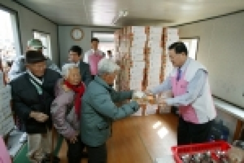 박해춘 LG카드 사장이 16일 서울 서대문구 소재 독립문 소공원에서 독거 노인들을 대상으로 점심배식 봉사를 하고 있다. LG카드는 올해 ‘나눔봉사단’ 발 족을 통해 연중 전임직원이