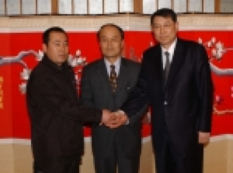 기아자동차는 16일 저녁 광주 금수장 호텔에서 「기아자동차 혁신위원회」 출범을 위한 공동위원장 예비모임을 가졌다.  사진 왼쪽부터 기아차 박홍귀 노조위원장, 오재일 지역인사 대표(