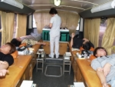 경상대학교 누리사업 무지개사업단 교수·학생들이 헌혈 행사를 개최했다.