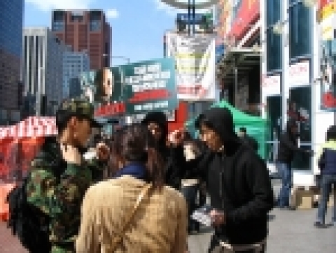 9명의 생명을 걸고 최악의 인질협상을 위해 고군분투하는 네고시에이터의 사투를 그린 범죄 액션 스릴러 '호스티지'. 브루스 윌리스가 협상가로 나오는 영화답게 봄을 