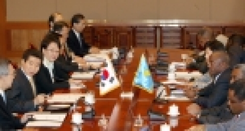 노무현 대통령이 한·콩고 확대정상회담에서 카빌라 대통령과 양국 현안에 대해 논의를 하고 있다.