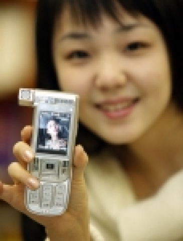 KTFT(대표:허인무, www.ktftever.com)가 원터치 카메라 기능이 내장된 MP3폰 ‘에버팝업아이 KTF-X6500’을 3월 18일부터 새롭게 출시한다고 밝혔다.