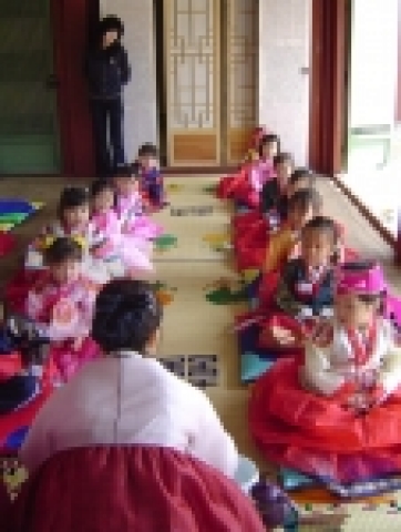 문화재청 창경궁관리소(소장 전기선)에서는 우리 고유의 전통사상인 효(孝)와 예(禮)·지(智)·인(仁)의 정신을 함양하기 위해 고건물을 활용한 고건물내 전통 차예절 체험행사를 개최한