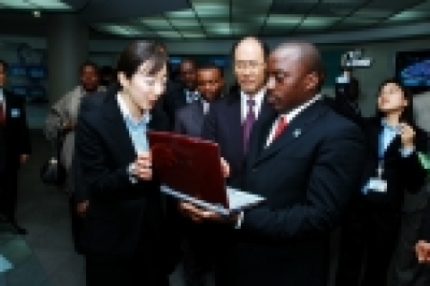 대한민국을 국빈 방문 중인 '조제프 카빌라(Joseph Kabila)' 콩고민주공화국 대통령이 18일 오전 삼성전자 수원사업장을 방문했다. '조제프 카빌