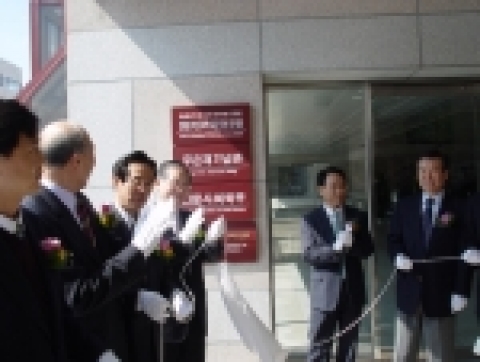 정보통신부 선정 포항공대 '이동인터넷 연구센터' 현판식이 18일 오후 이 대학 무은재기념관에서 있었다.(사진 오른쪽부터 김경섭 한국리더십센터 원장, 진대제 정보통