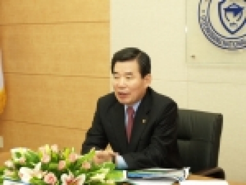 김진표 부총리겸 교육인적자원부장관은 18일 오후 국립 경상대학교를 방문, 업무보고를 받는 자리에서 