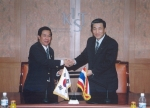김유승 한국과학기술연구원(KIST) 원장은 3월 18일 오후 2시 KIST 제1회의실에서 싹싯 뜨리데(Dr. Saksit Tridech) 태국 과학기술부 차관보를 접견, 나노기술을