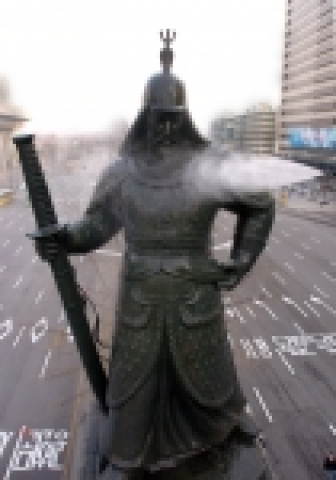 서울시 푸른도시국 녹지사업소에서는 2005.3.19~3.20일(2일간)에 걸쳐 서울의 중심인 광화문 앞 세종로 네거리에 위치한 이순신장군의 동상 세척작업을 실시했다