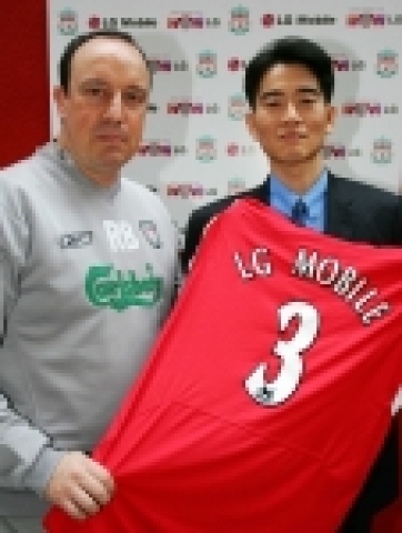 LG전자 영국법인장 정호영 상무가 리버풀 FC 대표이사 릭패리씨와 후원사 계약을 체결한 후 LG Mobile 로고가 찍힌 기념 유니폼을 들어 보이고 있다.