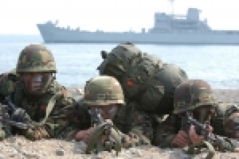 해병대는 3월 21일 경북 포항시 독석리 일대에서 ‘05년도 Foal     Eagle (F/E) 훈련의 일환으로 육·해·공군과 함께 합동상륙훈련을 실시했다.