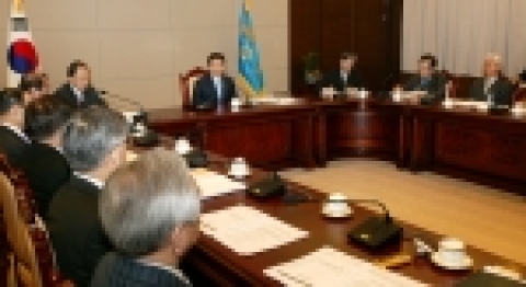 노무현 대통령이 수석보좌관회의를 주재하고 있다. 