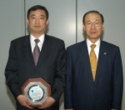 김용덕 관세청장은 외국명품 위조상품을 밀수입한 조직을 적발하는데 공을 세운 부산세관 권성호를 이달의 관세인으로 선정하고 시상하였다. 
