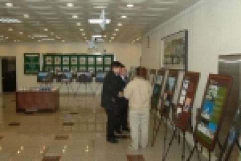 시민들이 군포시의회 1층 로비에서 개최되는 ‘독도 풍경사진 및 자료전’을 관람하고 있다.