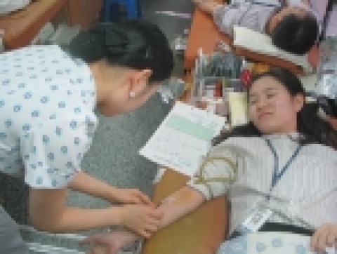굿모닝신한증권(http://www.goodi.com, 사장 이강원)임직원들은 3/22(화) 급성백혈병으로 고생하고 있는 옛 동료를 위해 여의도 본사 1층 옥외주차장에서 ‘사랑의 헌