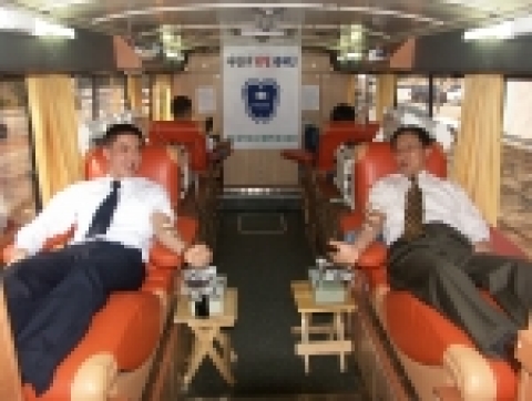나란히 누워 헌혈을 하는 김진홍(오른쪽), 김백원부자 
