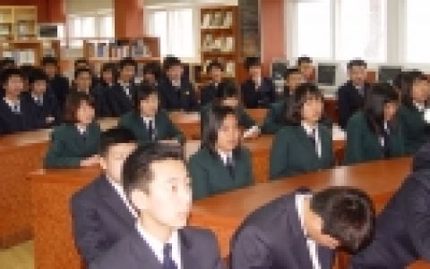 경남은행(www.knbank.co.kr, 은행장 정경득)은 지난 22일(화) 함안대산고등학교 도서관에서 이 학교 학생 60여명을 대상으로 '금융경제교육'을 실시하