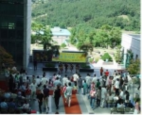서울시립 장묘문화센터에서 열린 2004『작은 음악회』장면