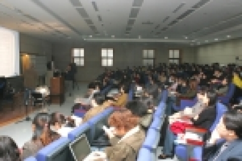 후버 교수가 강연하고 있는 모습