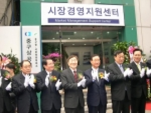 왼쪽부터  차수길 부산재래시장협회 회장, 박윤재 시장경영지원센터 이사장, 김성진 중기청장, 이효계 숭실대 총장, 이희범 산자부 장관, 오영식 국회의원 